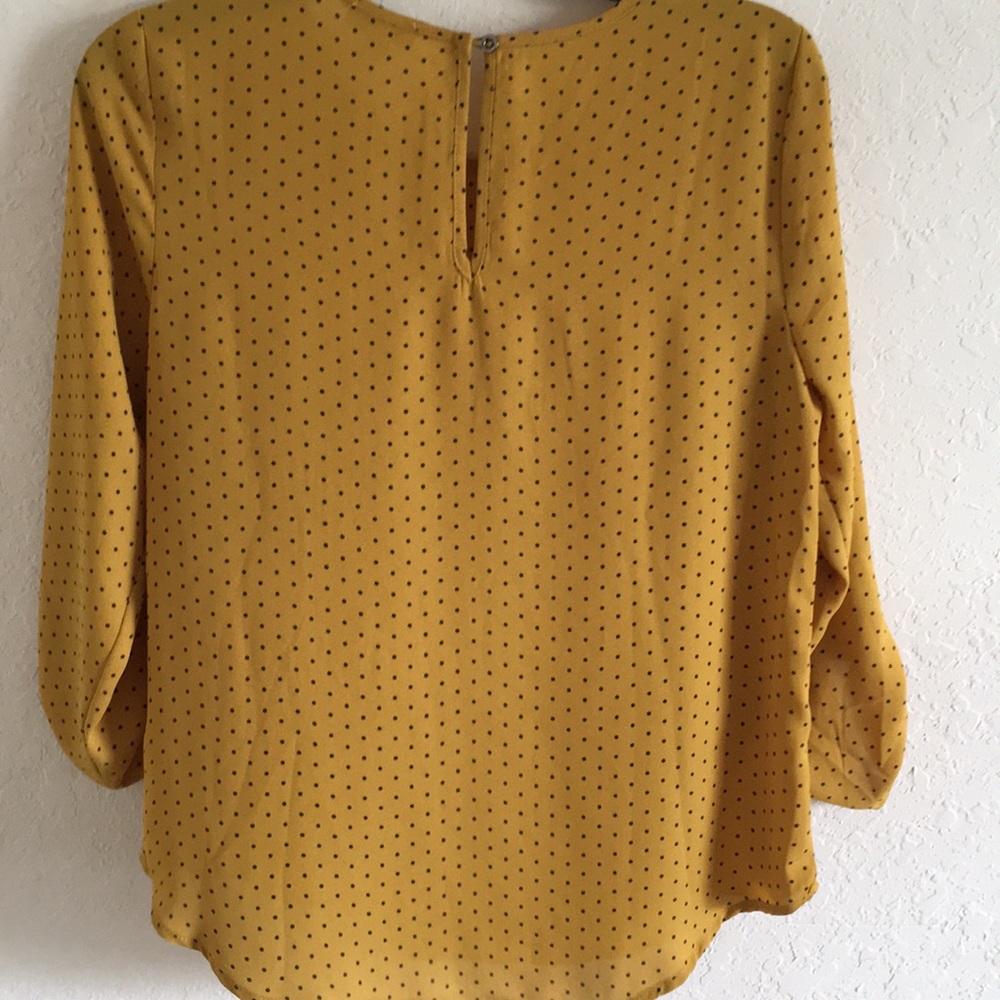A blouse - Picture 2 of 2